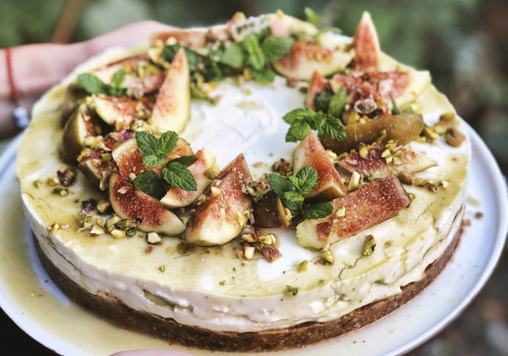 Una fresca ricetta: Cheesecake senza forno con confettura di fichi bianchi